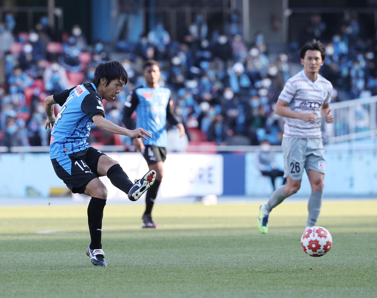 川崎F対秋田　後半、スルーパスを出す川崎F・MF中村（撮影・垰建太）