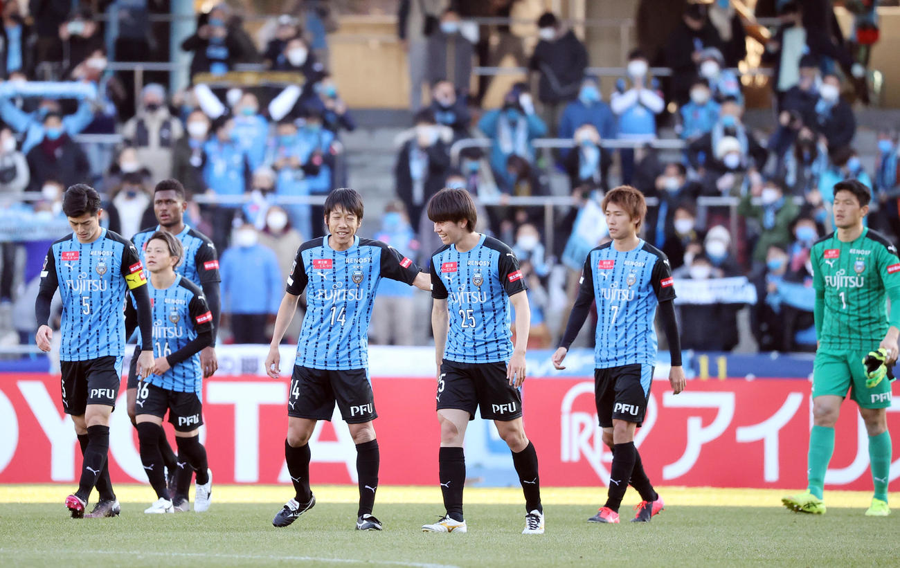 川崎F対秋田　秋田に勝利し川崎F・MF中村（中央左）はMF田中（同右）に笑顔で声をかける（撮影・垰建太）