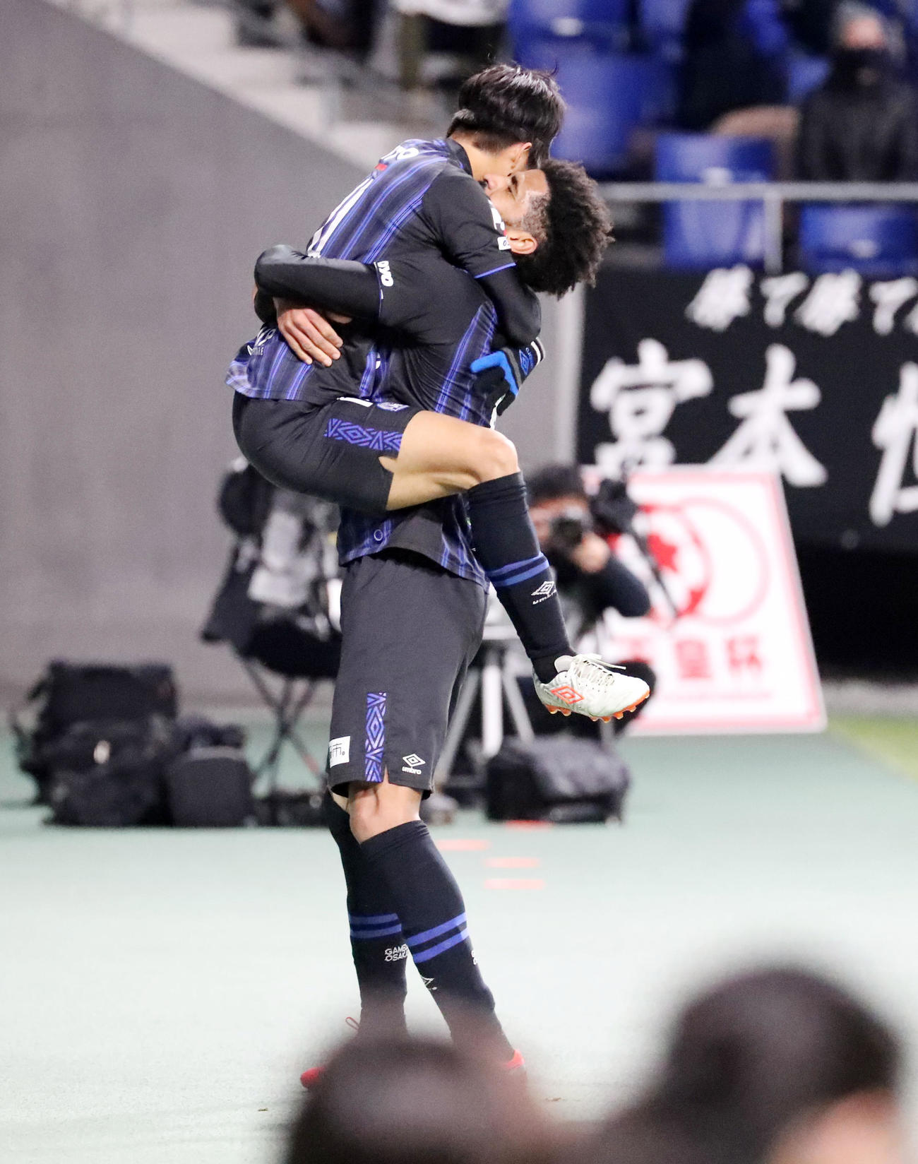 G大阪対徳島　後半、G大阪MF福田はゴールを決めFWパトリック（右）と抱き合った（撮影・加藤哉）