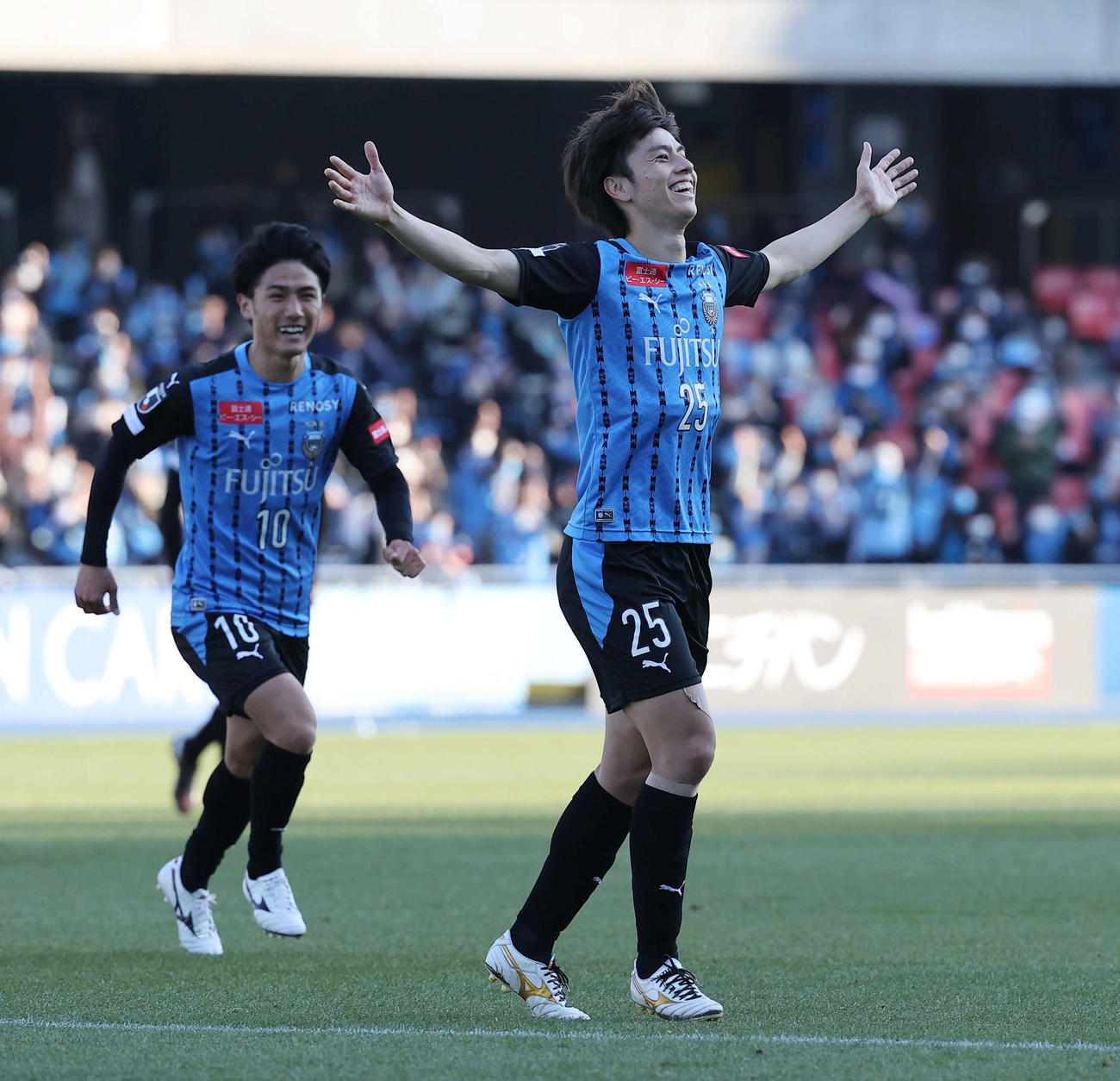 川崎F対秋田　後半、FKを直接決め喜ぶ川崎F・MF田中（撮影・垰建太）
