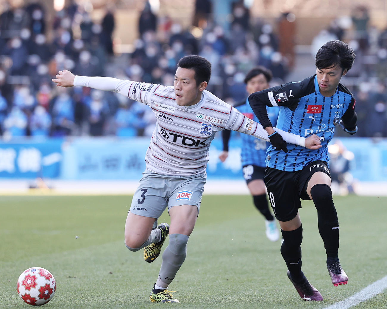 後半、川崎F・FW三笘（右）と競り合う秋田DF鈴木（撮影・垰建太）