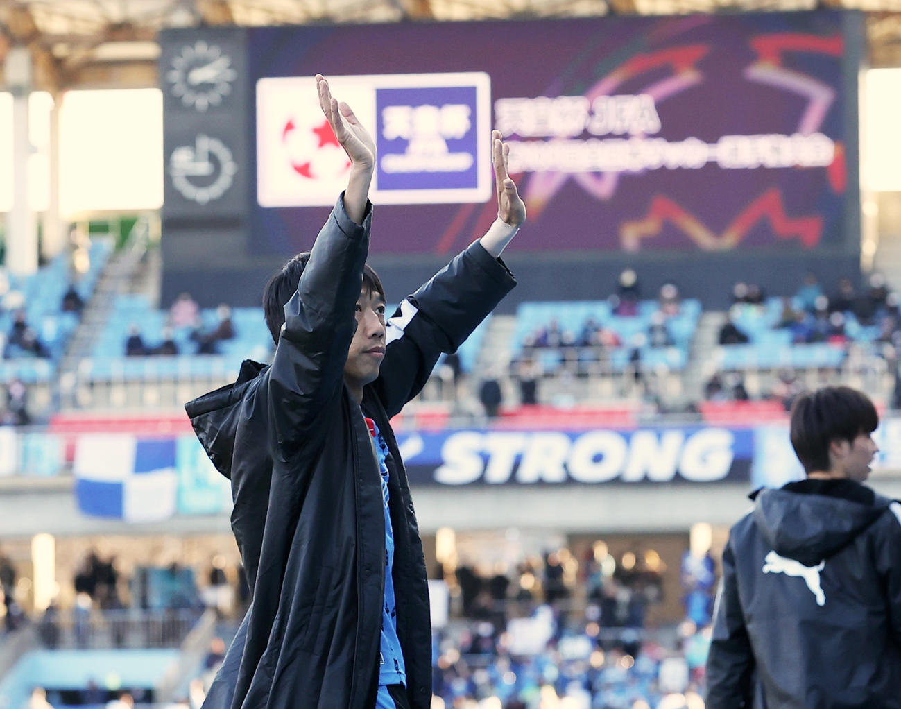試合後、川崎F・MF中村はサポーターの拍手に応えながら引き揚げる（撮影・垰建太）