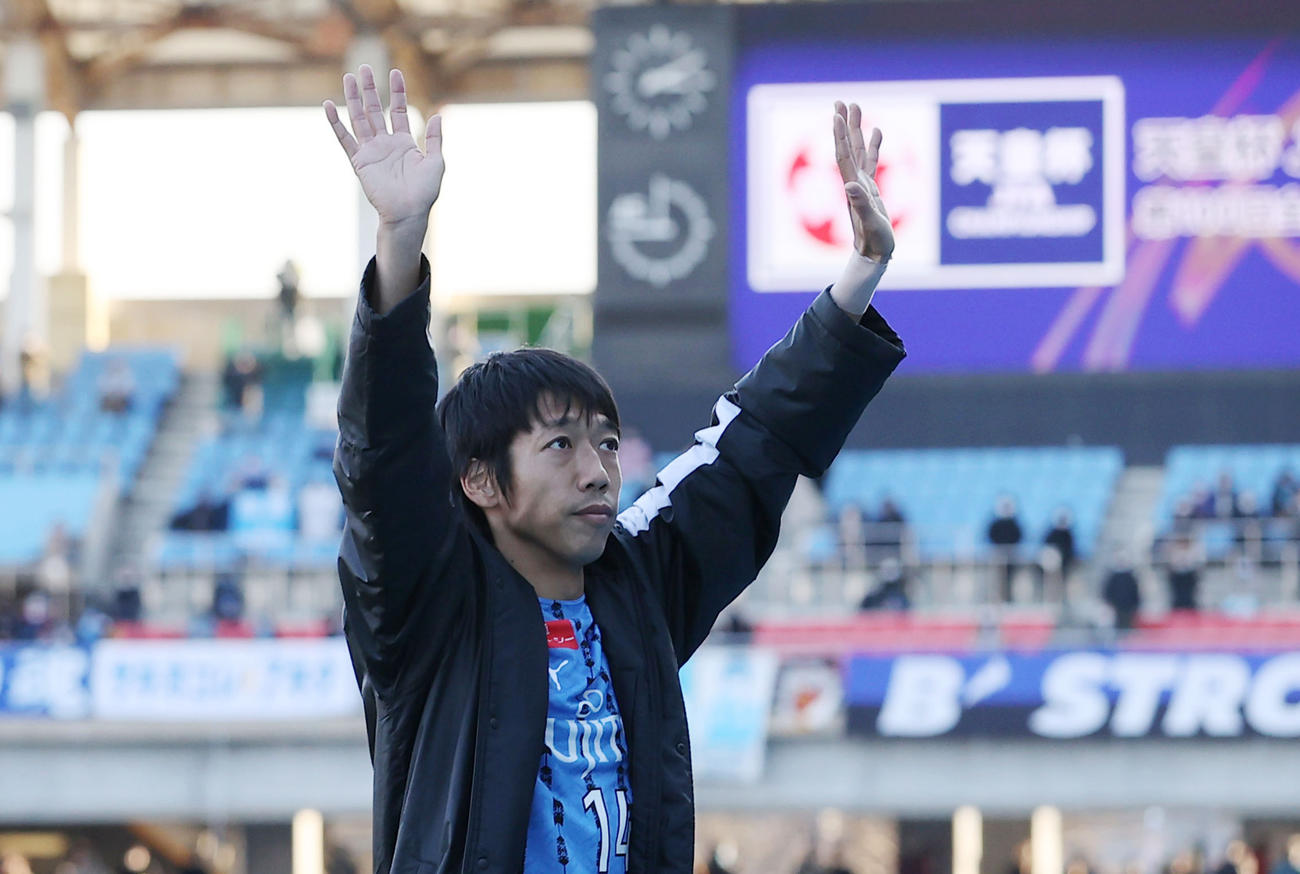 川崎F対秋田　試合後、川崎F・MF中村はサポーターの拍手に応えながら引き揚げる（撮影・垰建太）