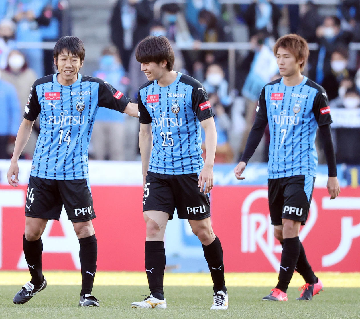 川崎F対秋田　秋田に勝利し川崎F・MF中村（左）はMF田中に笑顔で声をかける（撮影・垰建太）