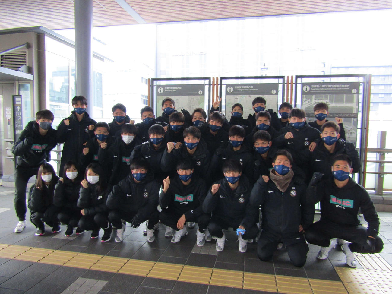 京都駅から全国高校サッカー選手権に出発する京都橘のメンバー（撮影・佐藤あすみ）