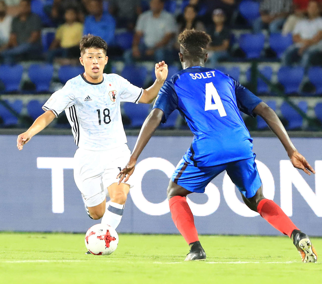 U－17W杯、ドリブルで攻め込む鈴木冬一（2017年10月11日撮影）