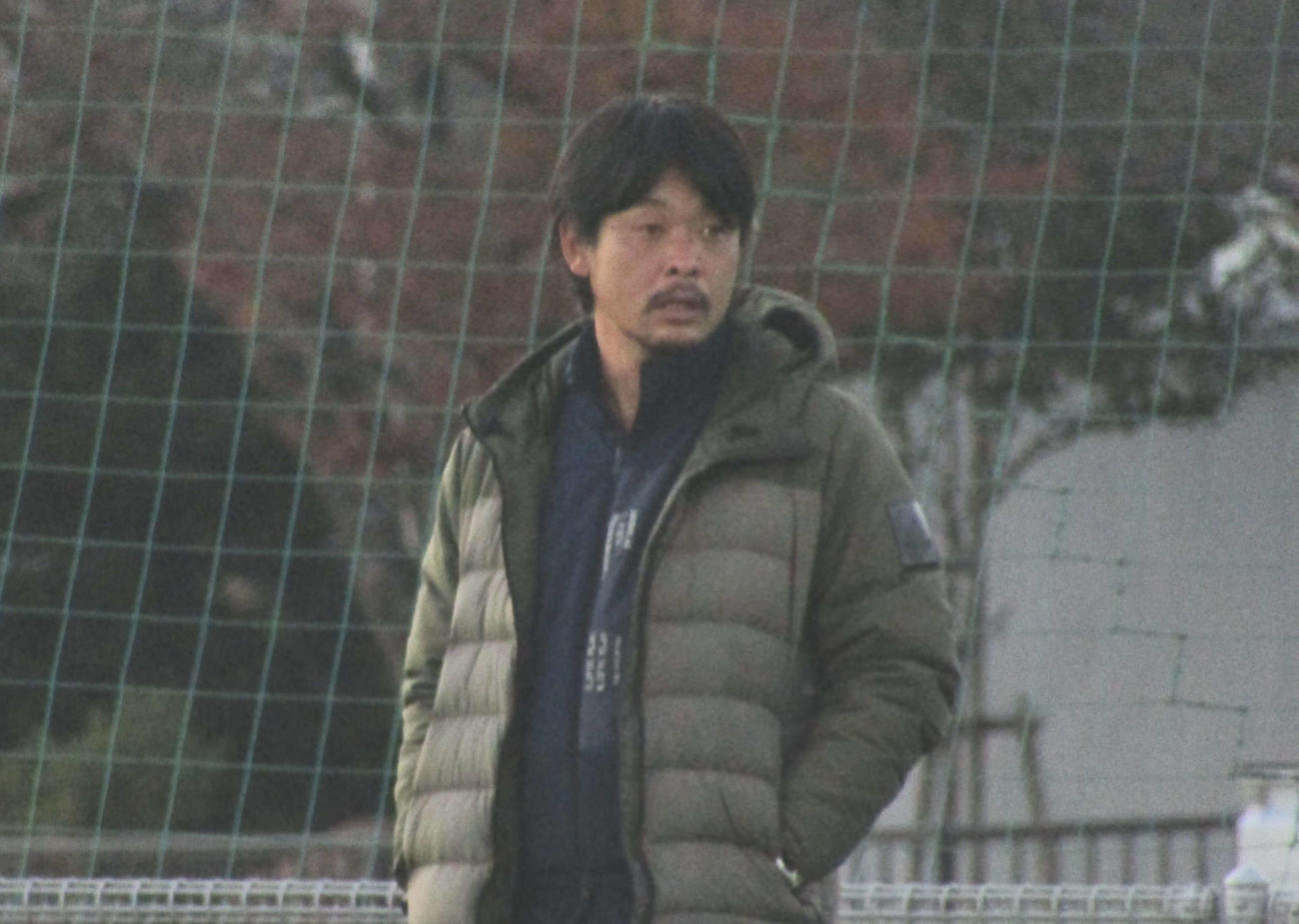 練習中の選手に声をかける近江・前田監督（撮影・佐藤あすみ）