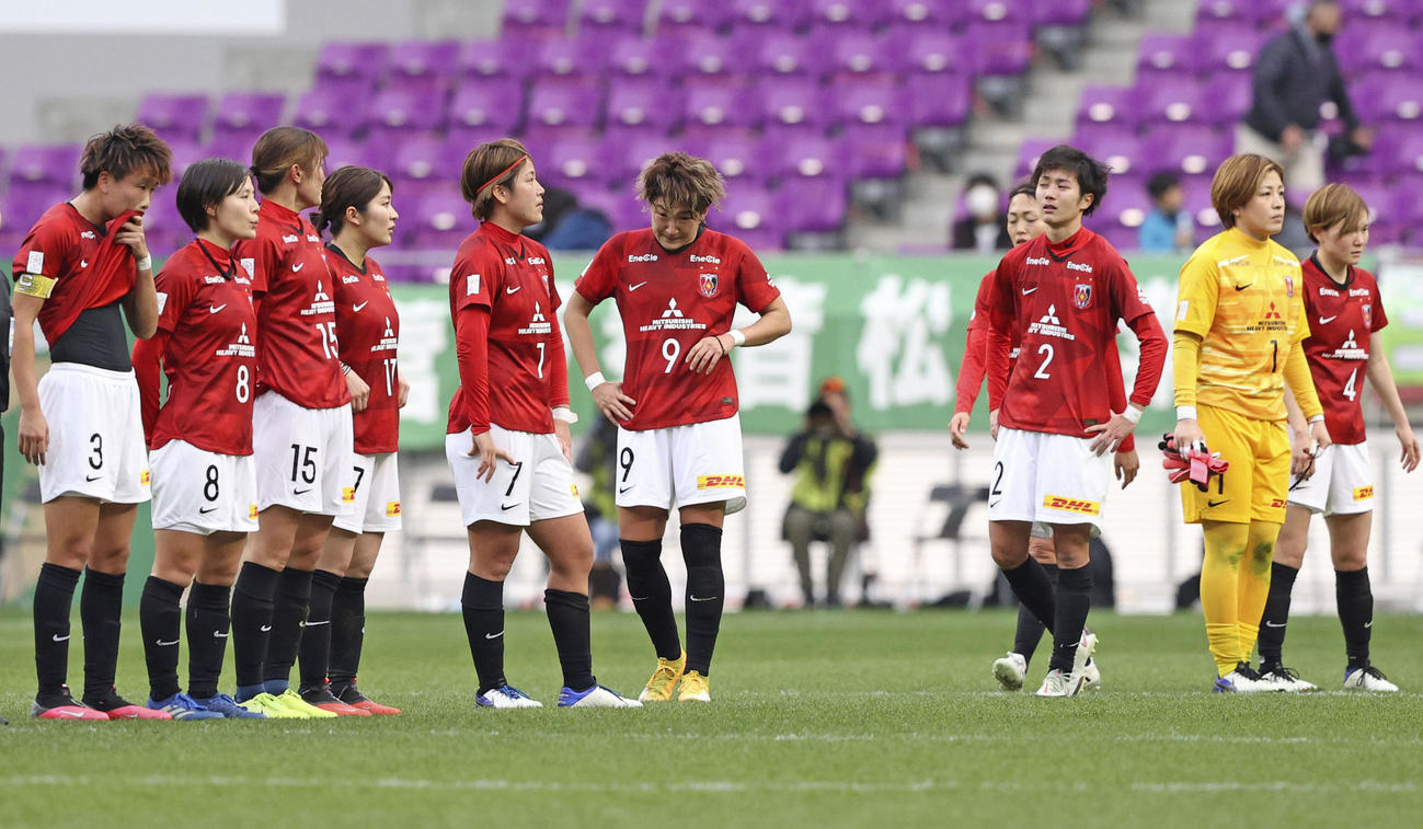 日テレに敗れ初優勝を逃し、肩を落とす浦和イレブン（共同）
