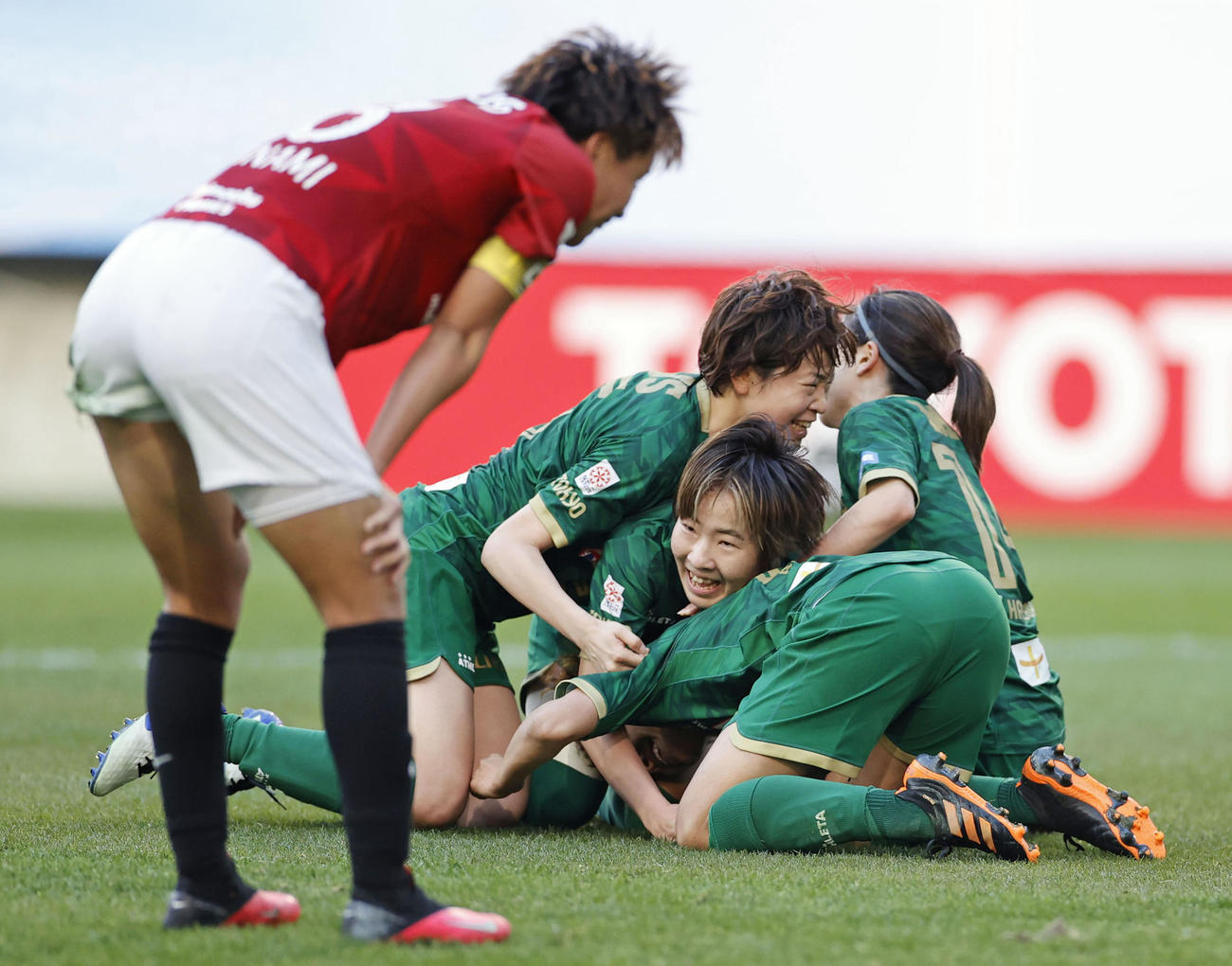 浦和－日テレ　後半、小林の決勝ゴールに大喜びの日テレイレブン（共同）