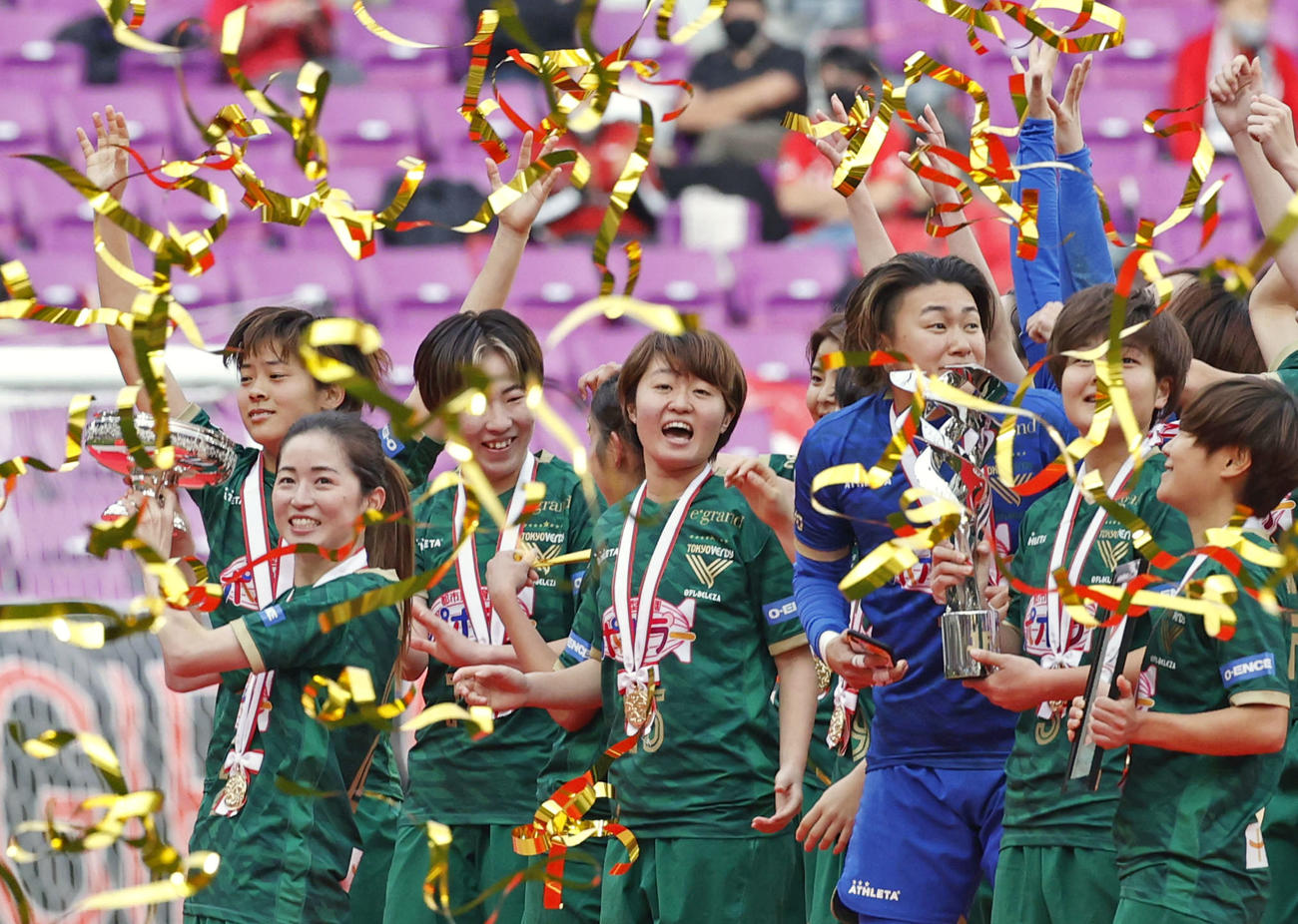 浦和に競り勝ち皇后杯4連覇を果たし、大喜びの日テレイレブン（共同）