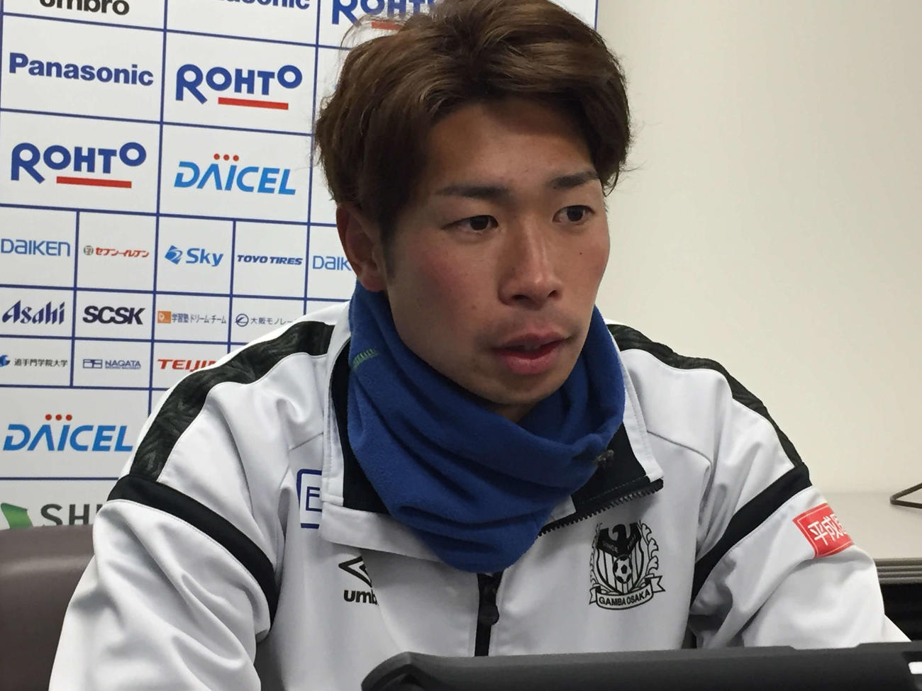 取材対応するG大阪三浦（C）GAMBAOSAKA