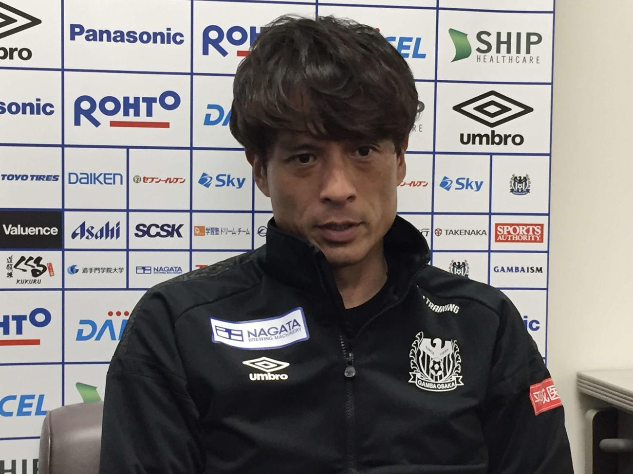 取材対応するG大阪宮本監督（C）GAMBAOSAKA