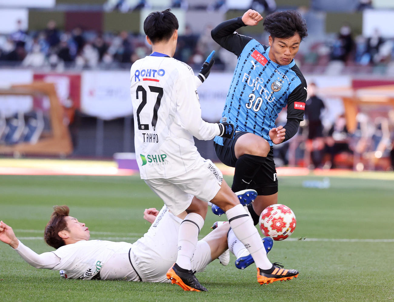 川崎F対G大阪　前半、シュートを放つ川崎F・DF旗手（右）（撮影・垰建太）