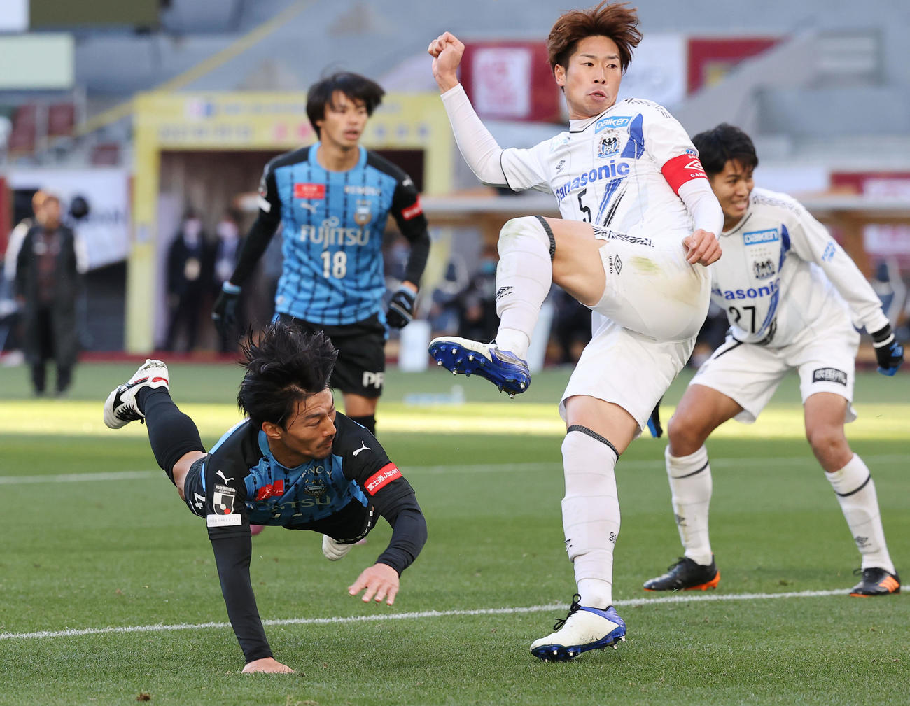 川崎F対G大阪　前半、ヘディングでゴールを狙う川崎F・FW家長（左）（撮影・垰建太）