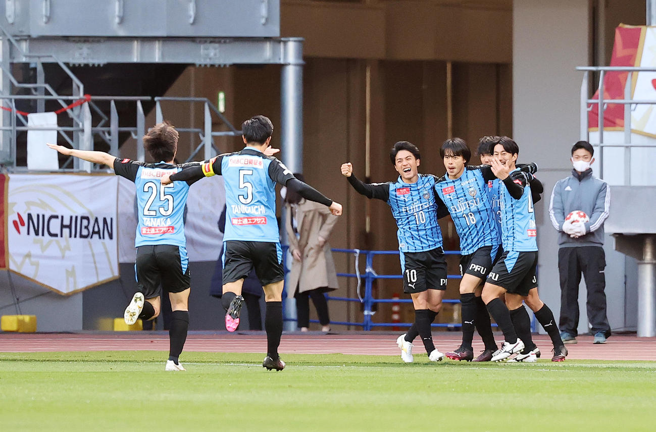 川崎F対G大阪　後半、右足でゴールを決め喜び合う川崎F・FW三笘（右から2人目）（撮影・垰建太）