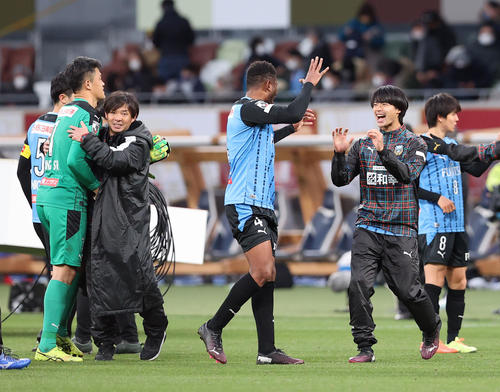 川崎F対G大阪 G大阪を下し歓喜の表情を見せる川崎F・FW三笘(右)、鬼木監督(同3人目)ら(撮影・垰建太)