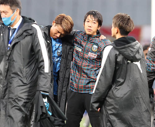 川崎F対G大阪 天皇杯初優勝を飾り感極まるMF守田(中央左)をねぎらう川崎F・MF中村(同右)(撮影・垰建太)