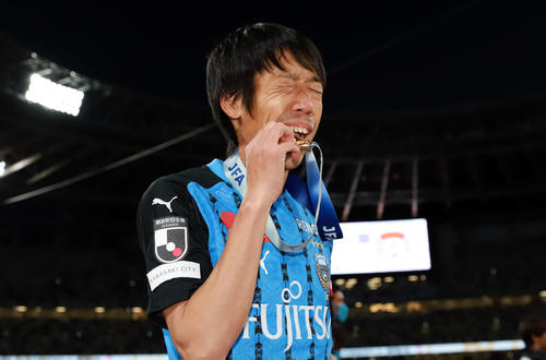 川崎F対G大阪 試合後、天皇杯初優勝を果たした川崎F・MF中村はメダルをかじるパフォーマンス(撮影・垰建太)