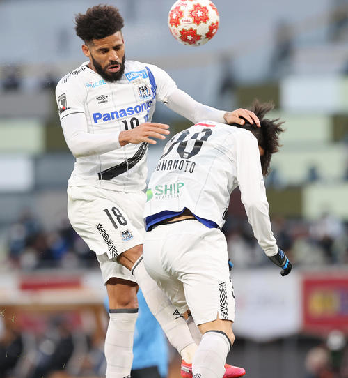 川崎F対G大阪 後半、G大阪FWパトリック(左)はセットプレーにヘディングで合わせるもゴールならず(撮影・垰建太)