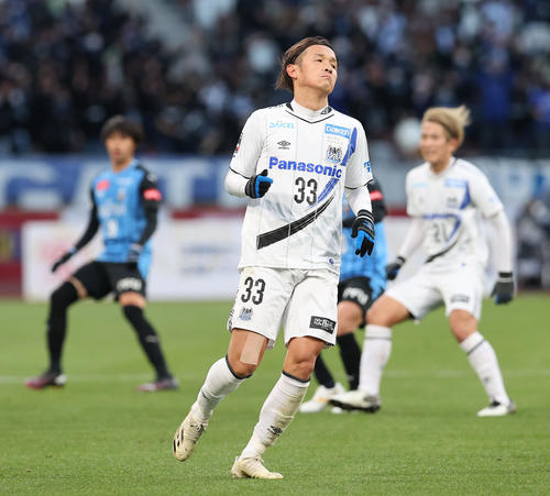 川崎F対G大阪 後半、G大阪FW宇佐美はパスが合わずさえない表情(撮影・垰建太)