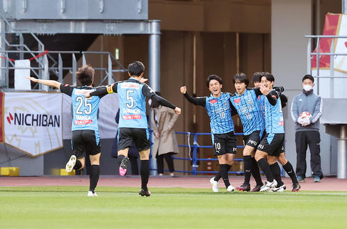 川崎F対G大阪 後半、右足でゴールを決め喜び合う川崎F・FW三笘(右から2人目)(撮影・垰建太)