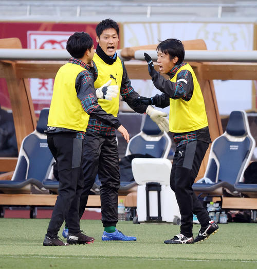川崎F対G大阪 後半、川崎F・FW三笘のゴールにベンチで喜ぶMF中村(右)(撮影・垰建太)