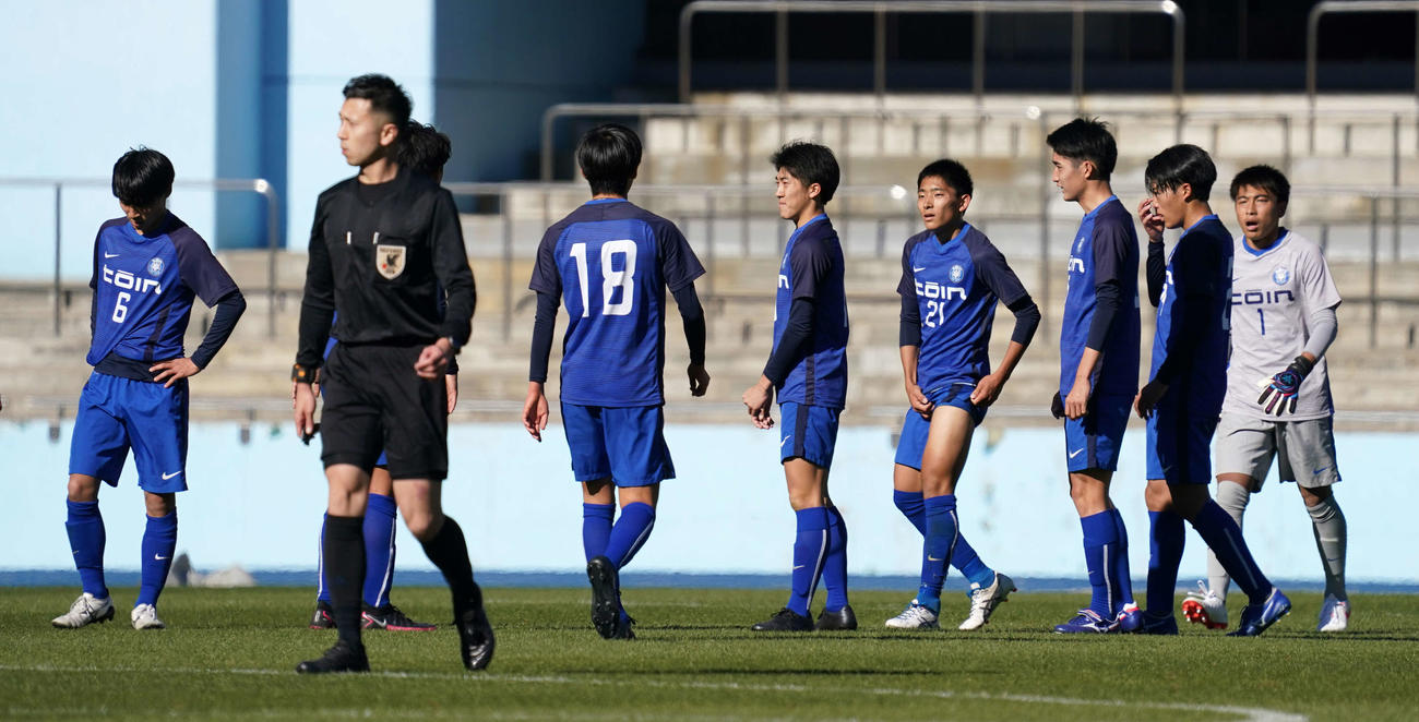 桐蔭学園対東福岡　前半、東福岡FW日高に先制ゴールを決められ集まる桐蔭学園イレブン（撮影・江口和貴）