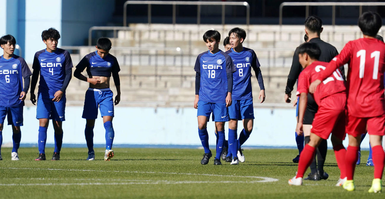 桐蔭学園対東福岡　前半、東福岡FW日高（手前左）に2点目のゴールを決められた桐蔭学園イレブン（撮影・江口和貴）