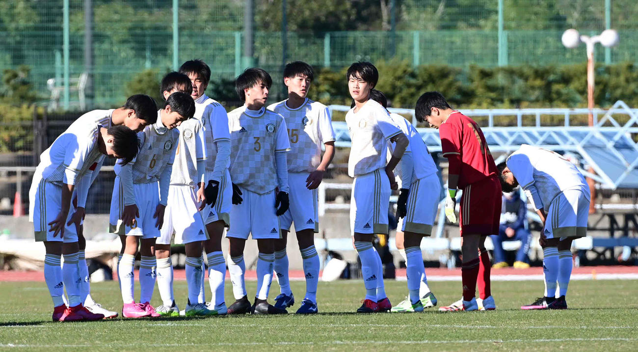 関東第一対山辺　初戦敗退しがっくりする山辺イレブン（撮影・小沢裕）