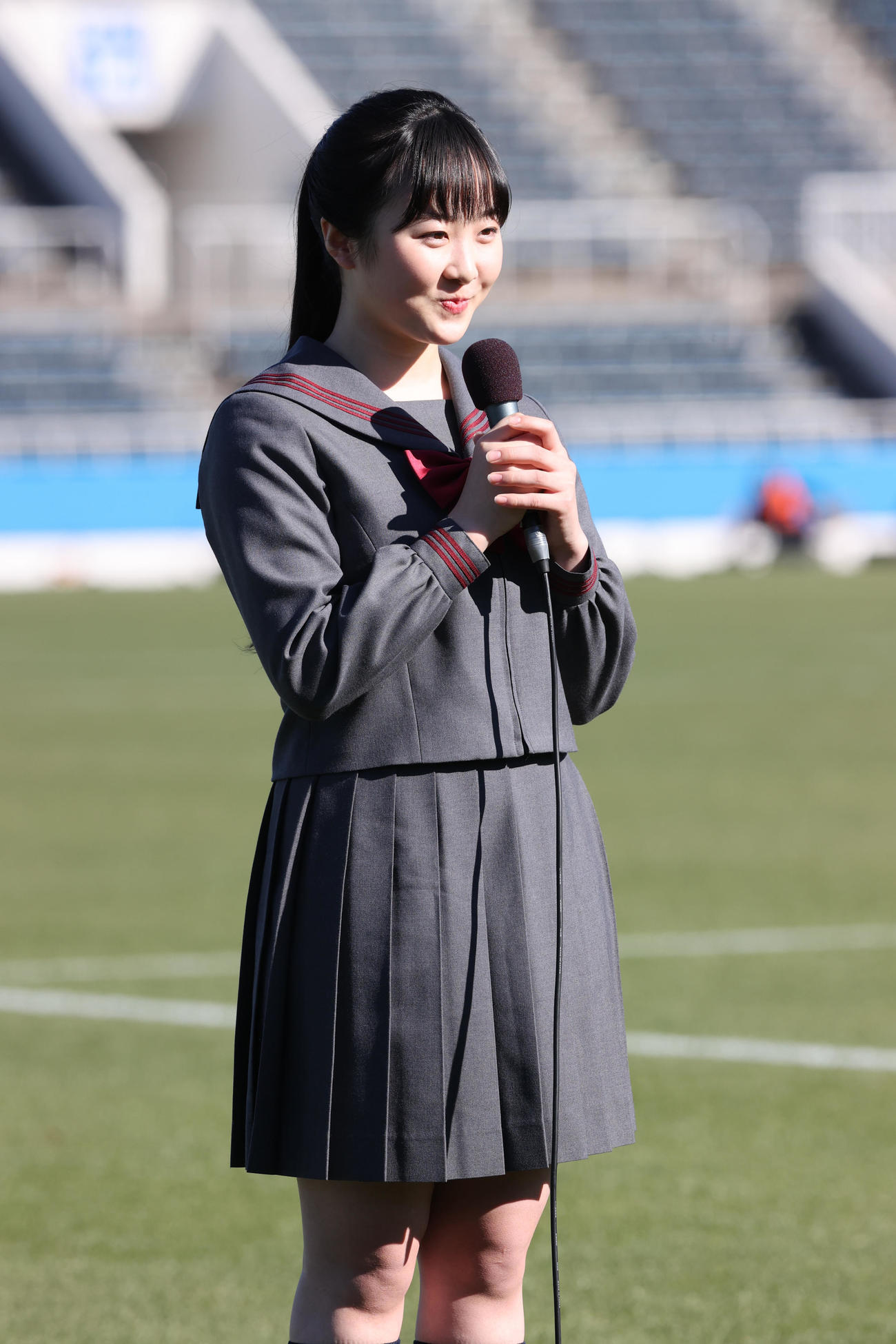 前橋商対神村学園　開会式を前に笑顔を見せる第16代応援マネジャーの本田望結（撮影・野上伸悟）