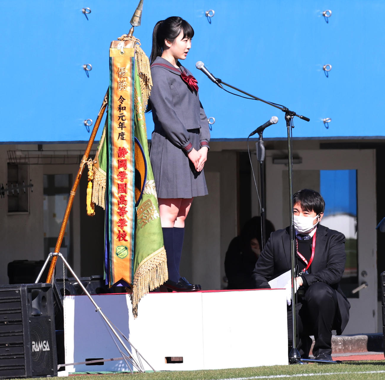 前橋商対神村学園　開会式に登場した第16代応援マネジャーの本田望結（撮影・野上伸悟）