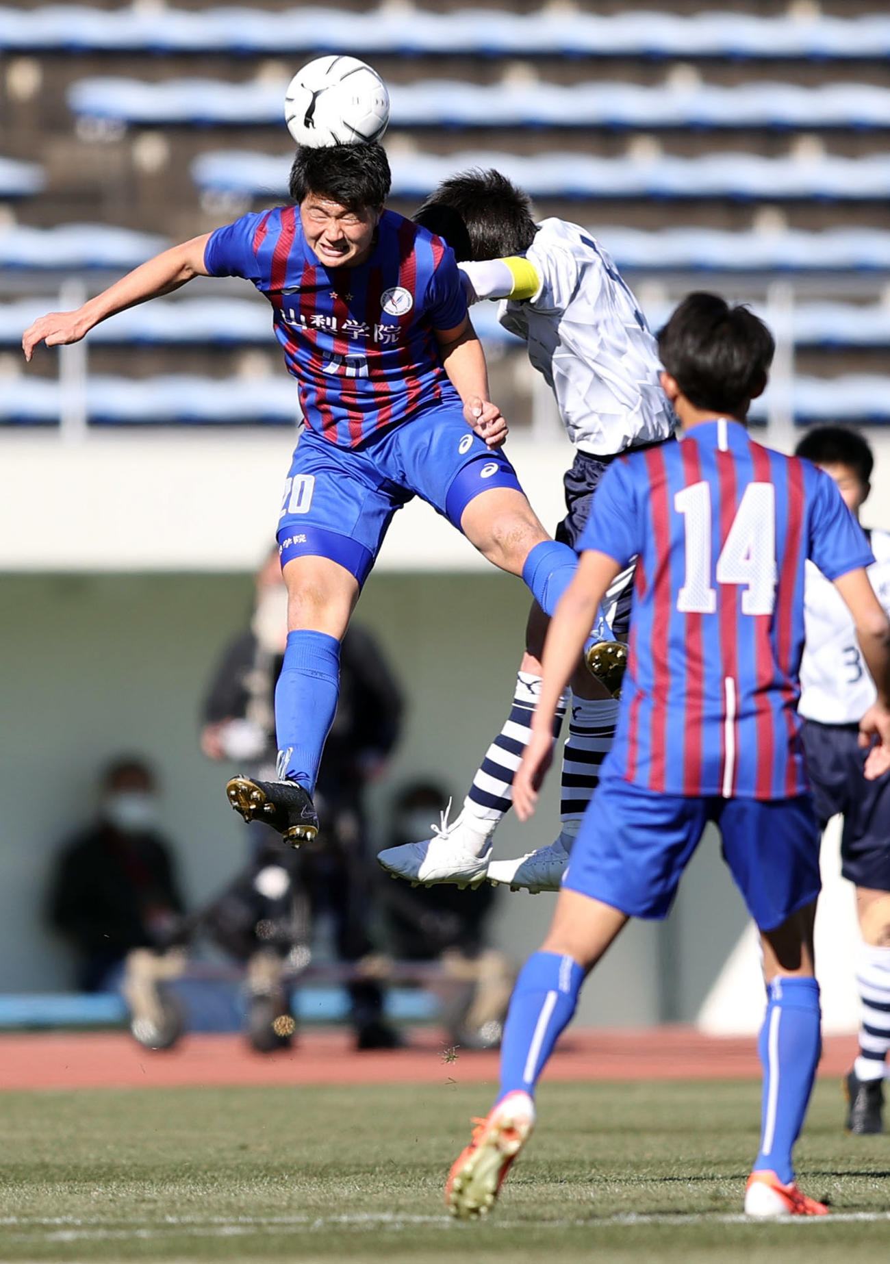 山梨学院対米子北　前半、ヘディングで競り合う山梨学院FW久保（左）（撮影・狩俣裕三）