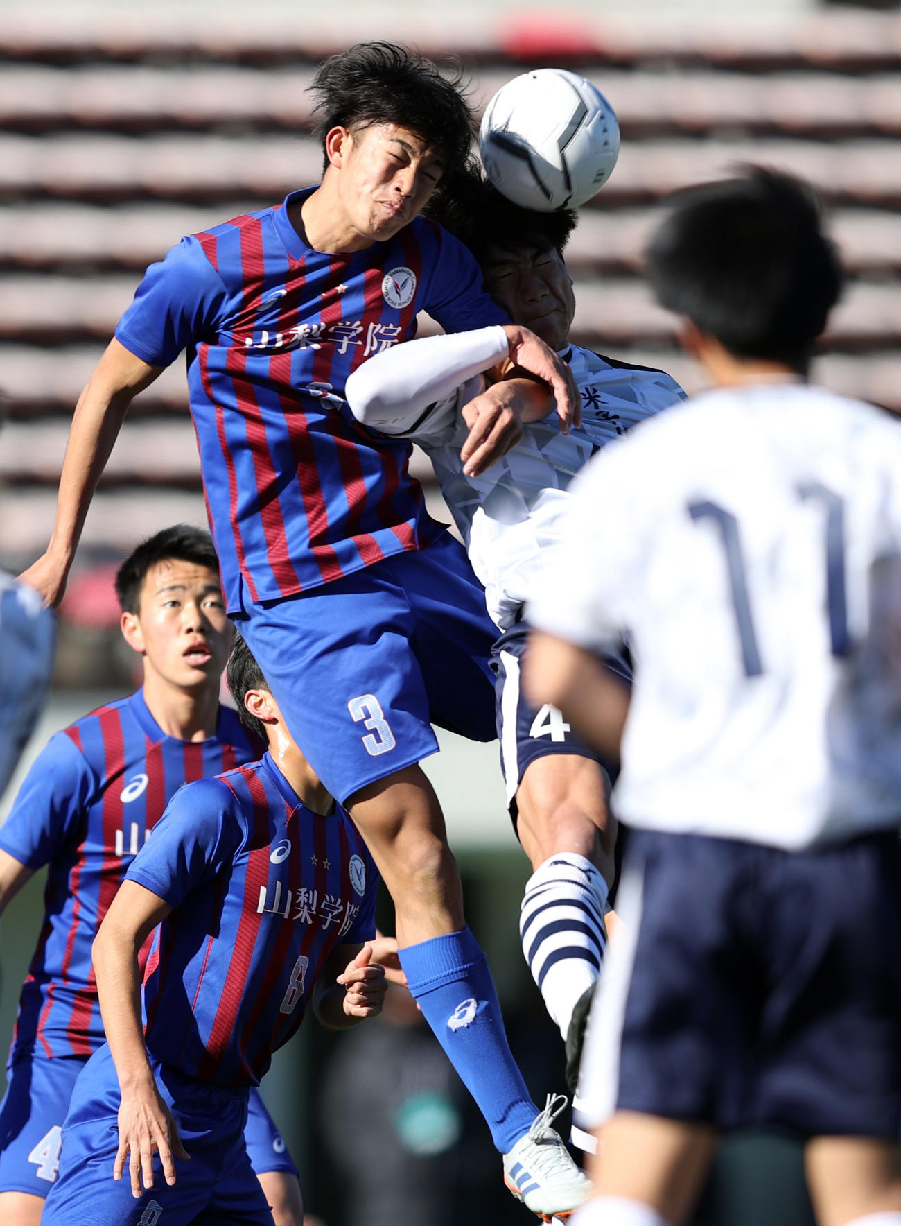 山梨学院対米子北　前半、相手コーナーでヘディングクリアする山梨学院DF一瀬（撮影・狩俣裕三）