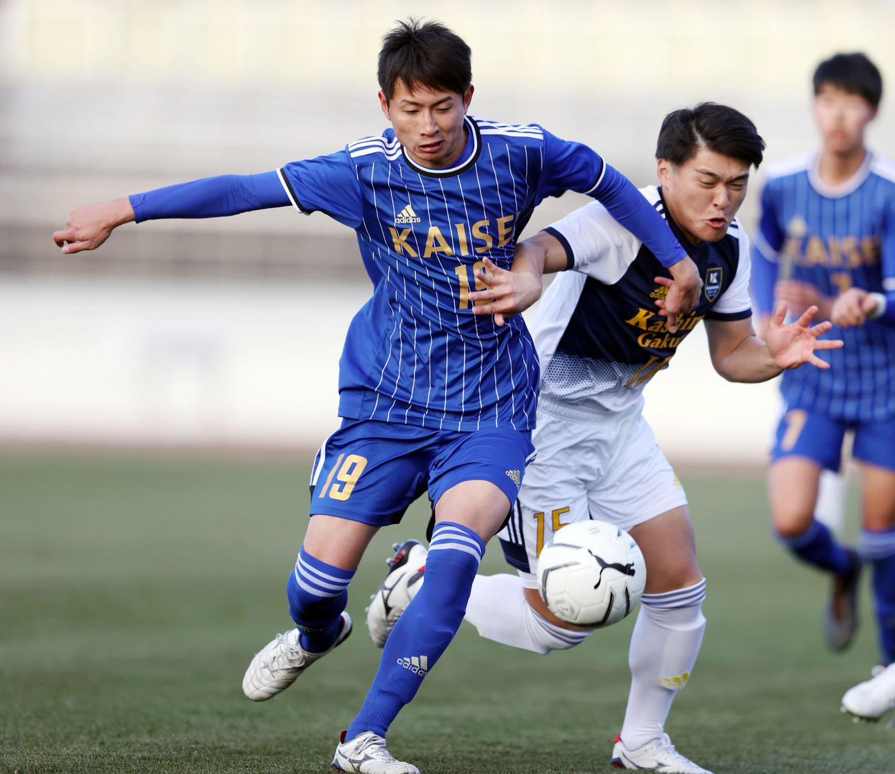 鹿島学園対海星　後半、鹿島学園FW押久保（右）と競り合う海星DF岩田（撮影・狩俣裕三）