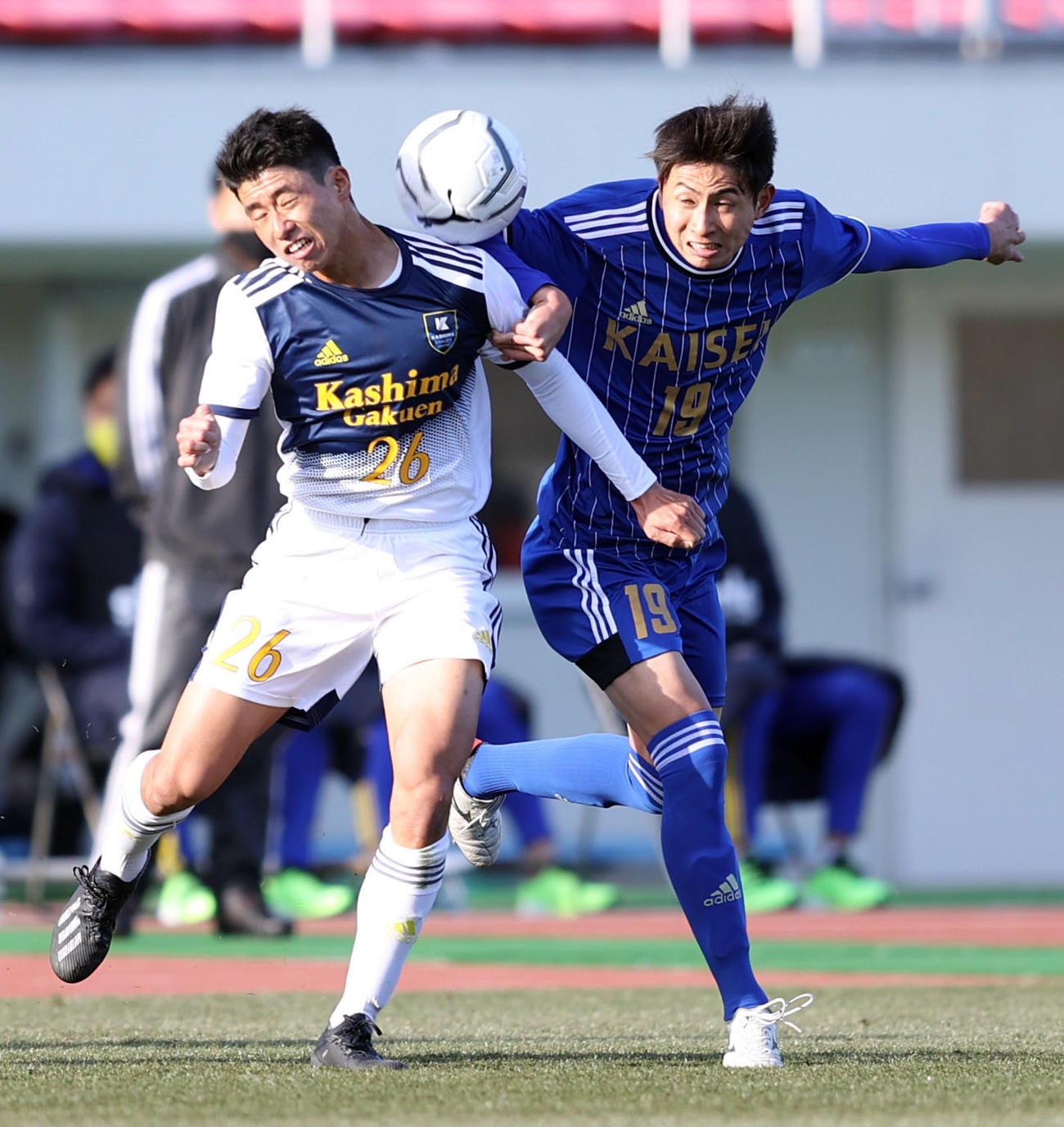 鹿島学園対海星　前半、海星DF岩田（右）と激しく競り合う鹿島学園FW松村（撮影・狩俣裕三）