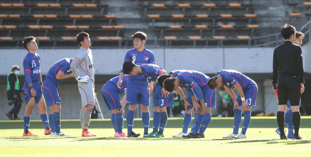 ノースアジア大明桜対那覇西　先制するも選手権初勝利とはならず肩を落とす明桜イレブン（撮影・丹羽敏通）