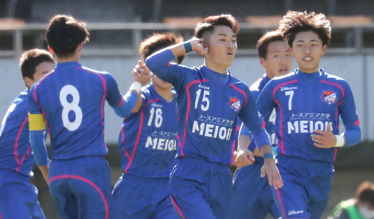 ノースアジア大明桜対那覇西　前半、先制ゴールを決めて喜ぶ明桜MF田村（右から3人目）（撮影・丹羽敏通）