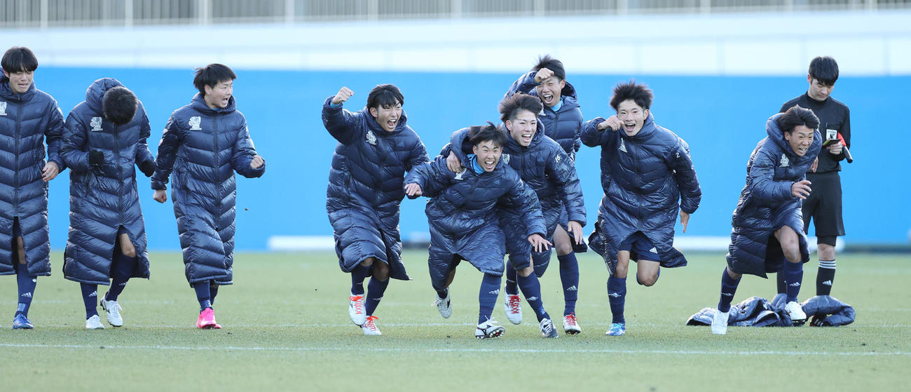 日大山形対近江　PK戦で勝利し喜ぶ近江の選手たち（撮影・野上伸悟）