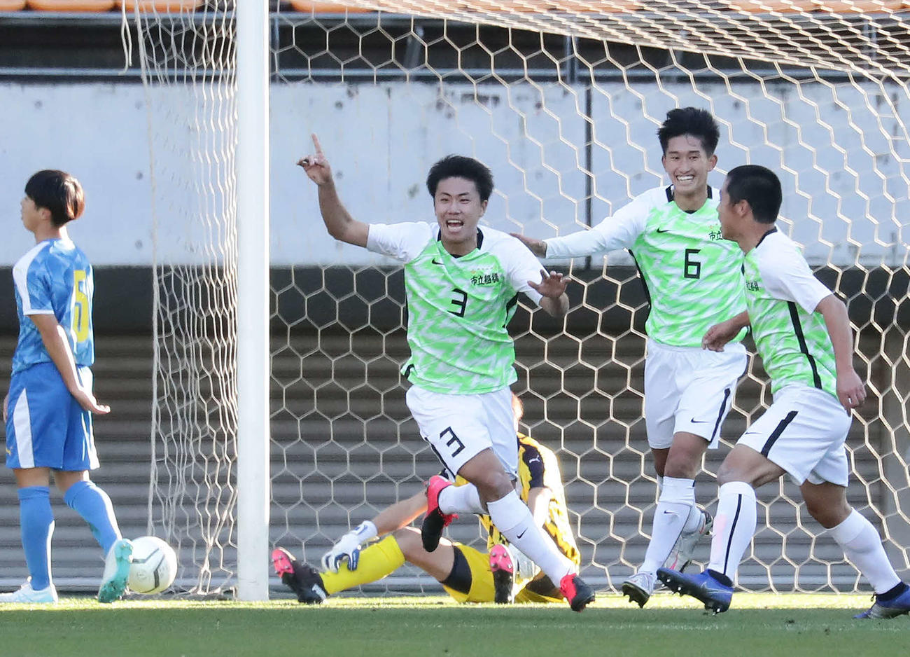 市船橋対佐賀東　前半、先制ゴールを決めて喜ぶ市船橋DF木内（左から2人目（撮影・丹羽敏通）