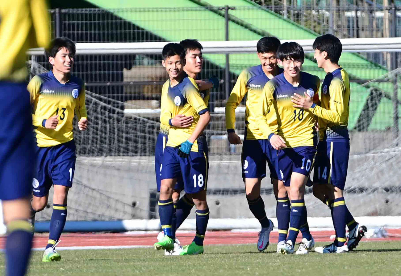 後半、は先制ゴールを奪いイレブンの祝福を受ける関東第一FW笠井佳祐（右から2人目）（撮影・小沢裕）