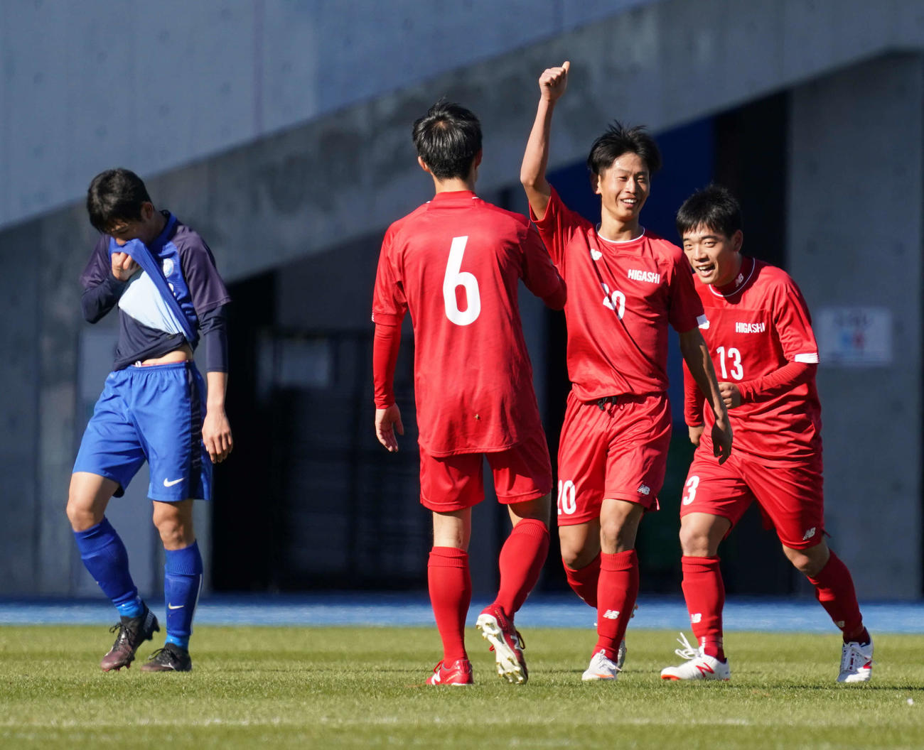 桐蔭学園対東福岡　前半、この日、自身2点目となるゴールを決めガッツポーズの東福岡FW日高（左から3人目）（撮影・江口和貴）