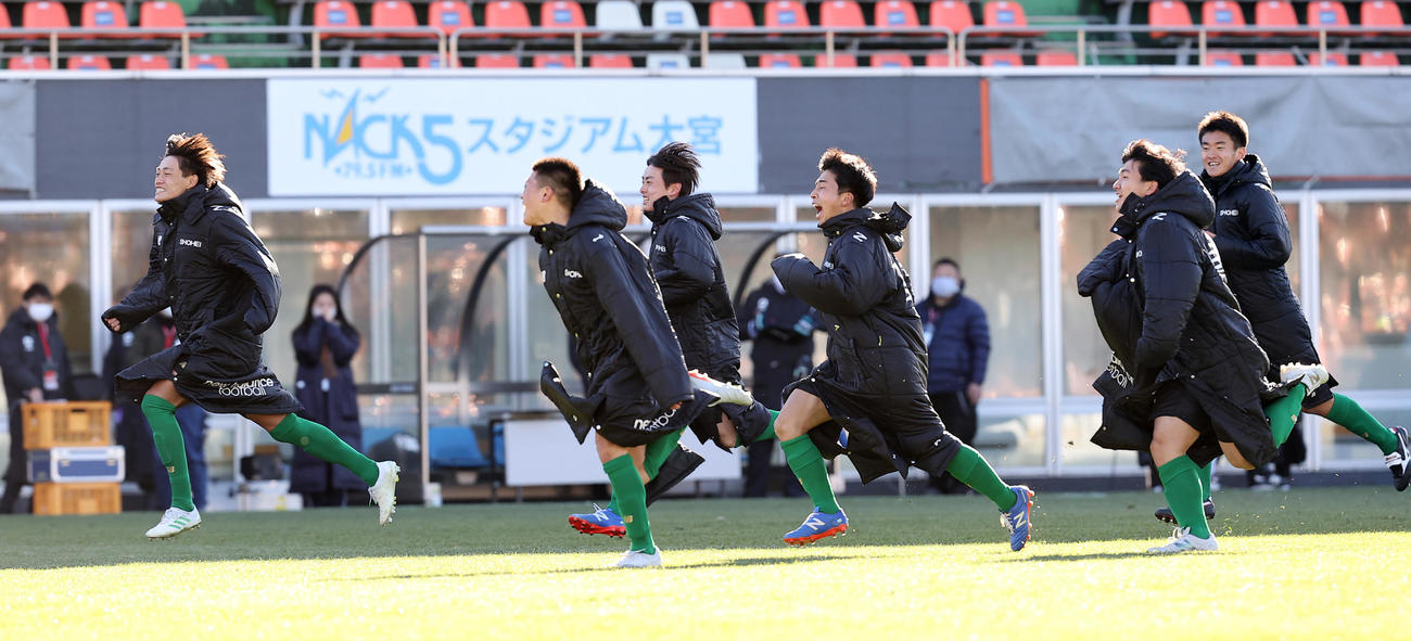 昌平対高川学園　PK戦を制して雄たけびを上げて走りだす昌平イレブン（撮影・浅見桂子）