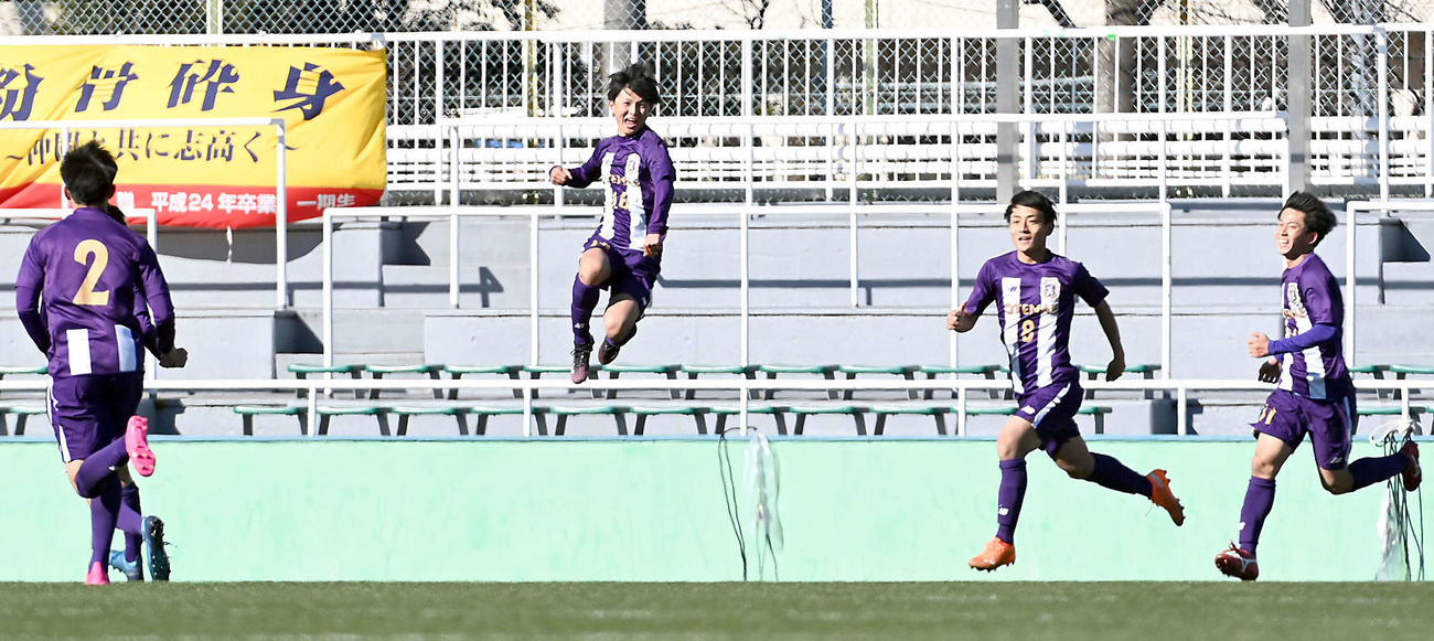 札幌大谷対大手前高松　前半、先制ゴールを決め、ジャンプして喜ぶ大手前高松MF平田（撮影・たえ見朱実）