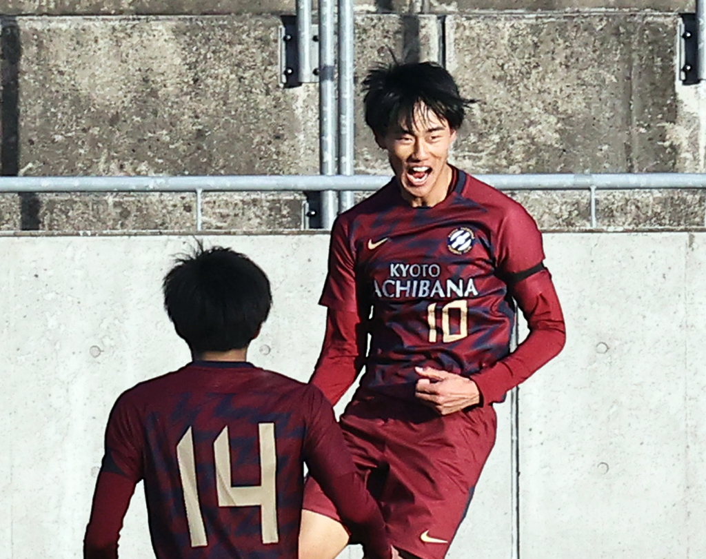 後半、チーム4点目のゴールを決めた京都橘FW西野（奥）は雄たけびを上げてジャンプする（撮影・浅見桂子）