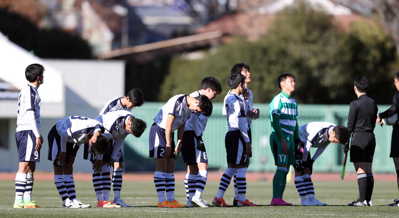 山梨学院対米子北　試合後、悔しがる米子北の選手たち（撮影・狩俣裕三）