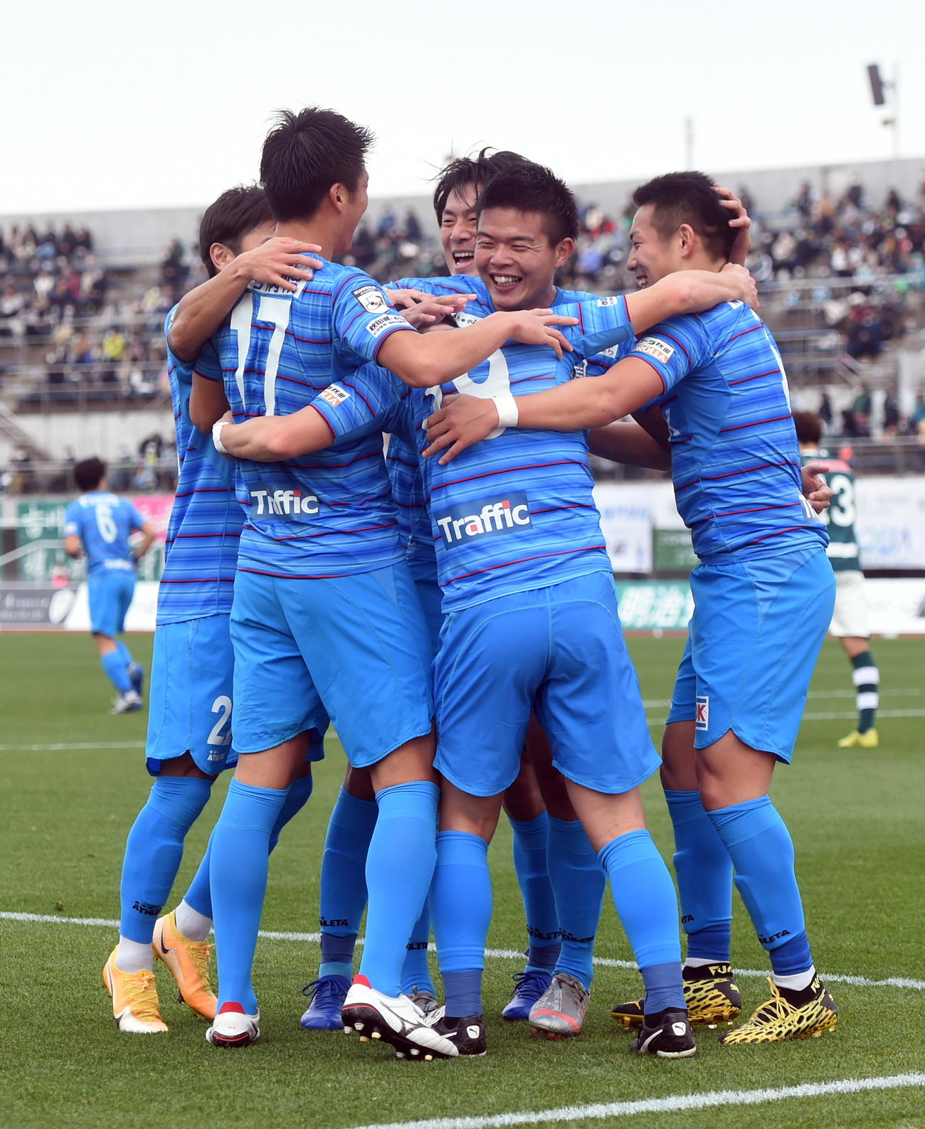秋田FW中村亮太（中央）（20年12月13日撮影）