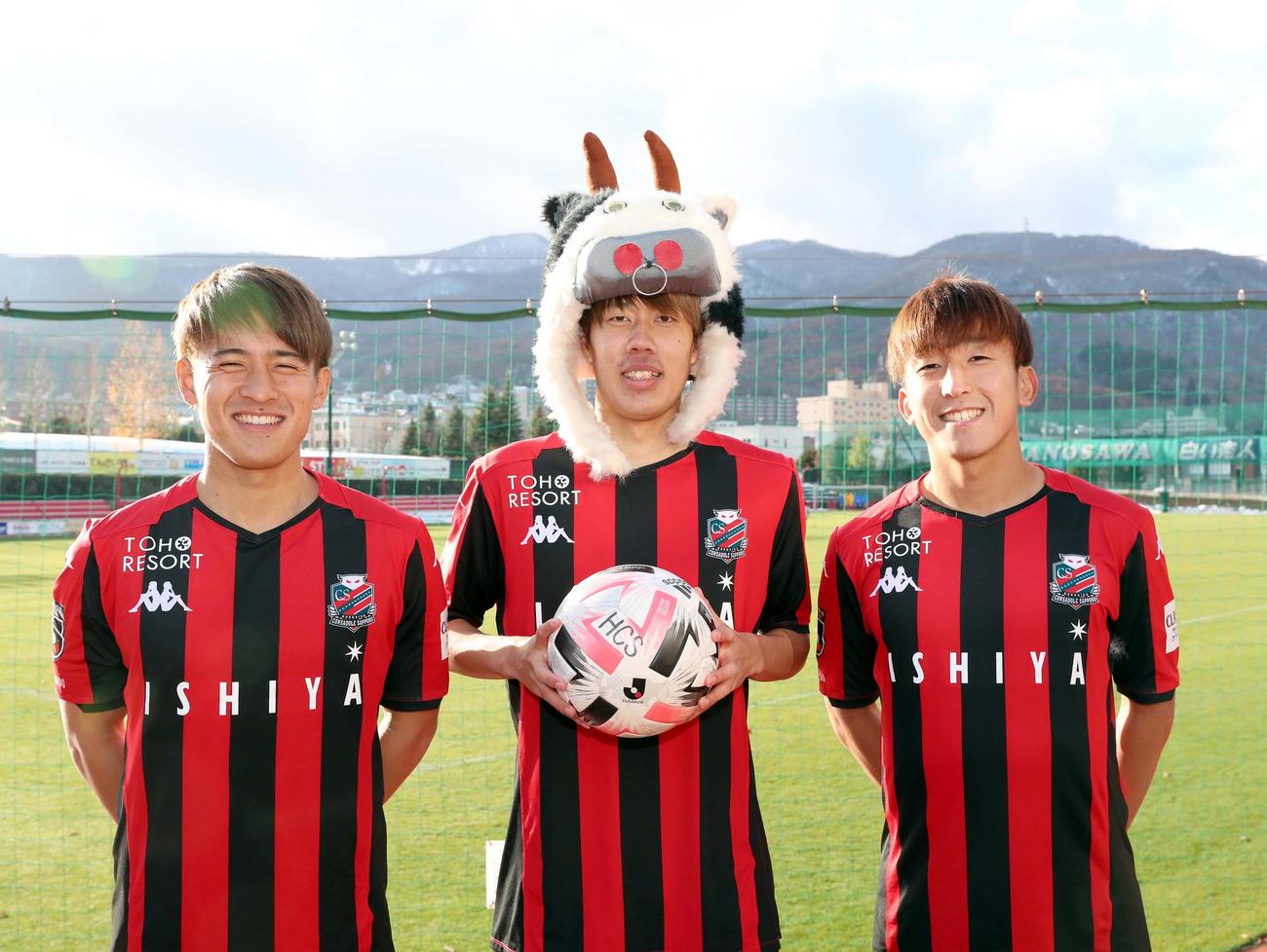 笑顔で撮影に応じる左から札幌MF高嶺、DF田中、MF金子（撮影・佐藤翔太）