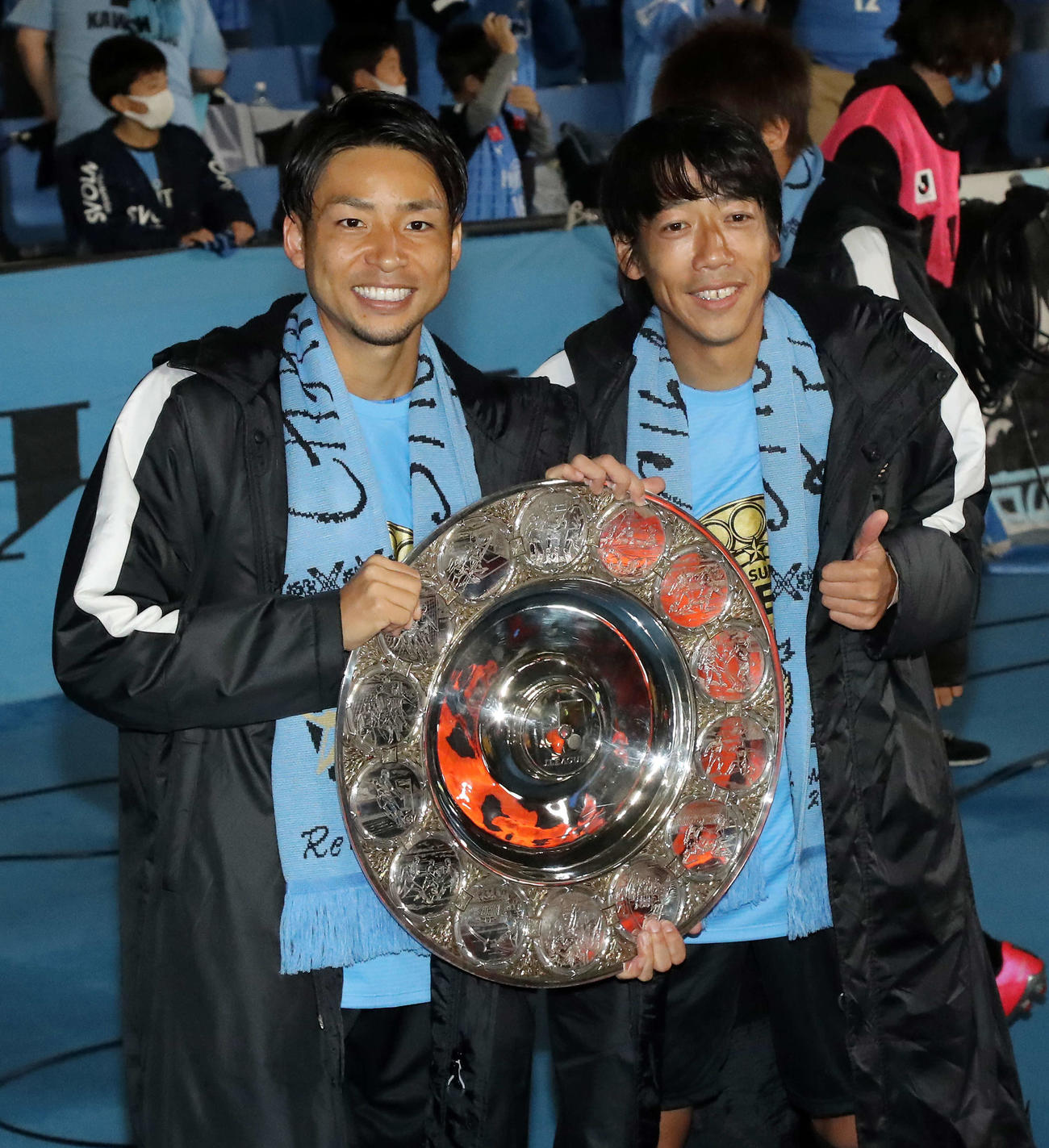 J1優勝シャーレを手に笑顔を見せる川崎F・MF中村憲剛（右）とFW小林悠（2020年11月25日撮影）