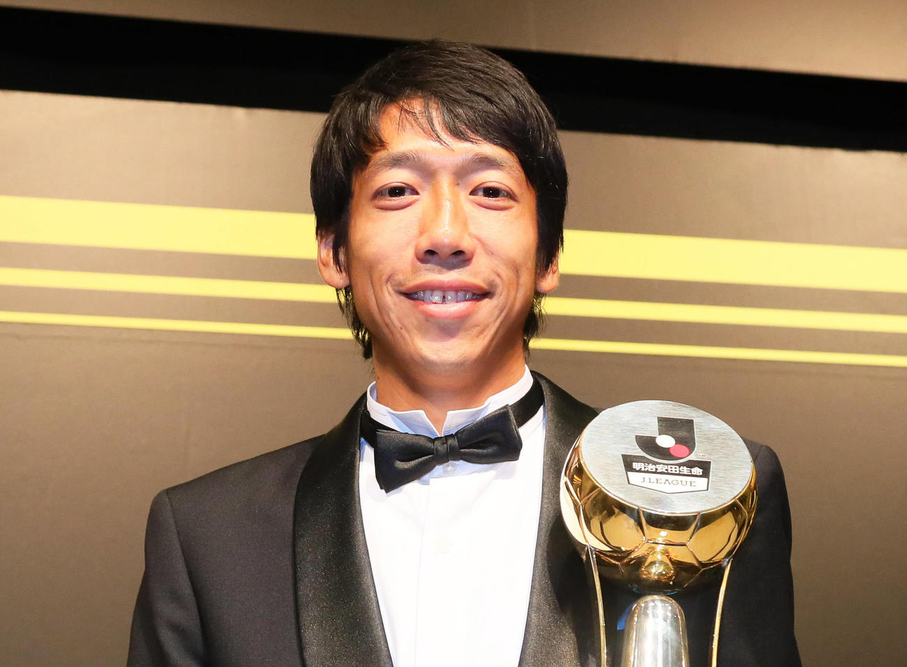 2016Jリーグアウォーズで最優秀選手賞（MVP）を受賞し笑顔を見せる川崎F・MF中村憲剛（2016年12月20日撮影）
