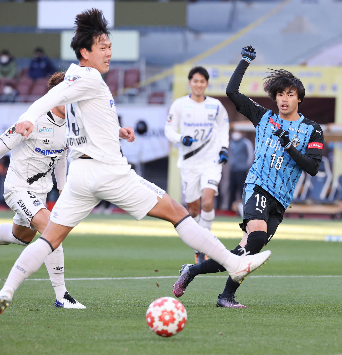 川崎F対G大阪　前半、シュートを放つ川崎F・FW三笘（右）（撮影・垰建太）